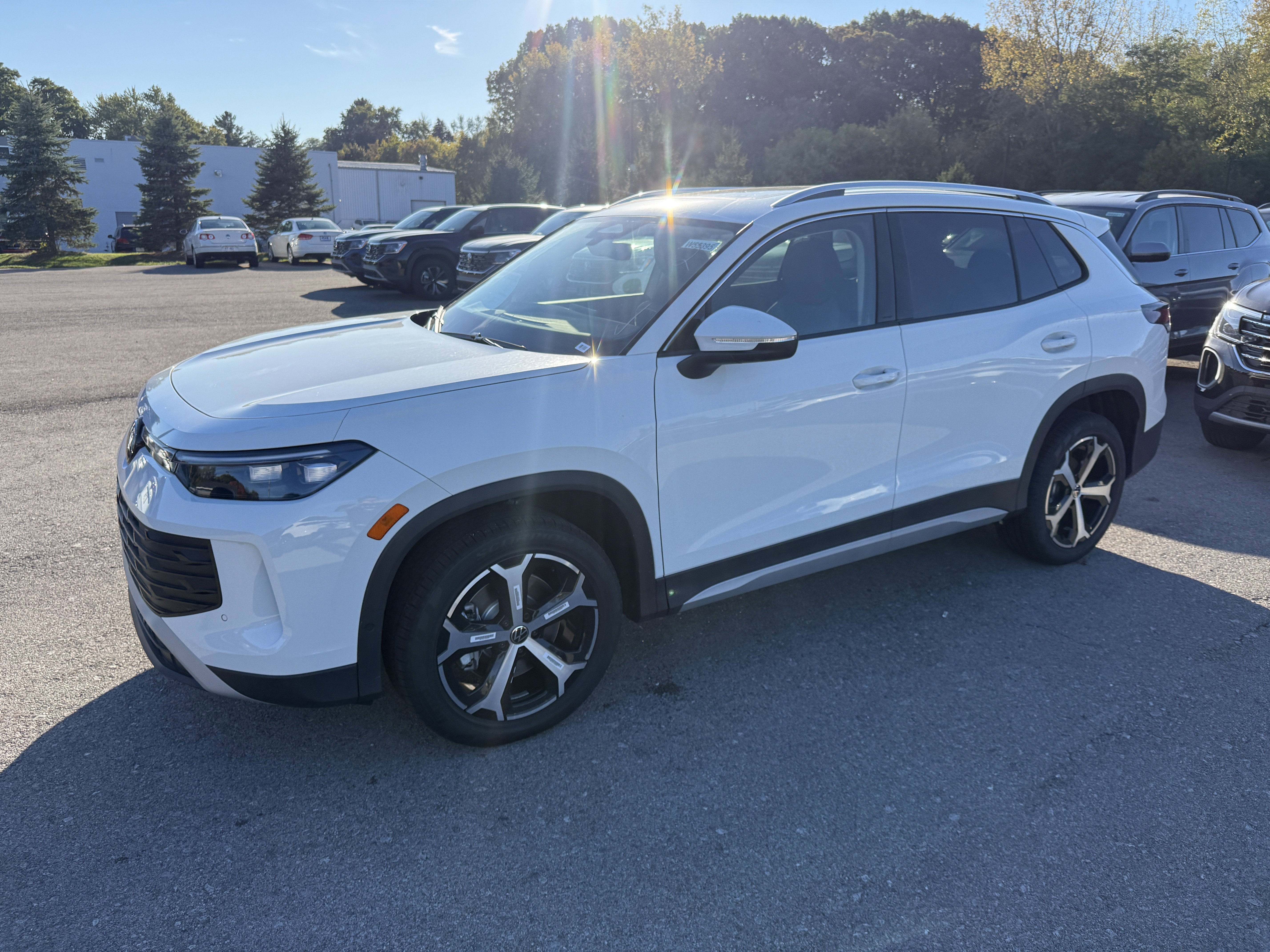 2025 Volkswagen Tiguan SE's photo