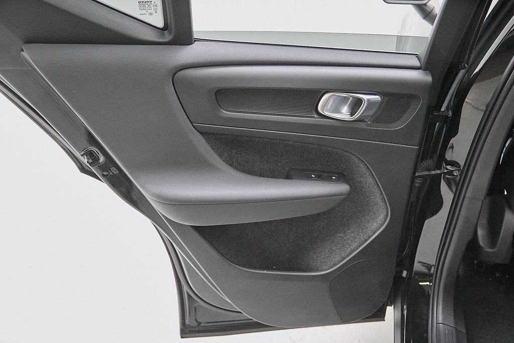 2024 VOLVO XC40 - Image 19