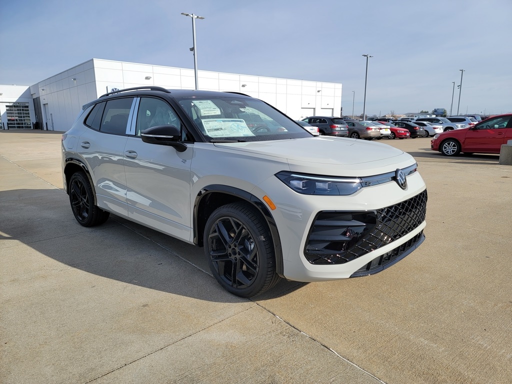 2026 Volkswagen Tiguan SE R-LINE BLACK's photo