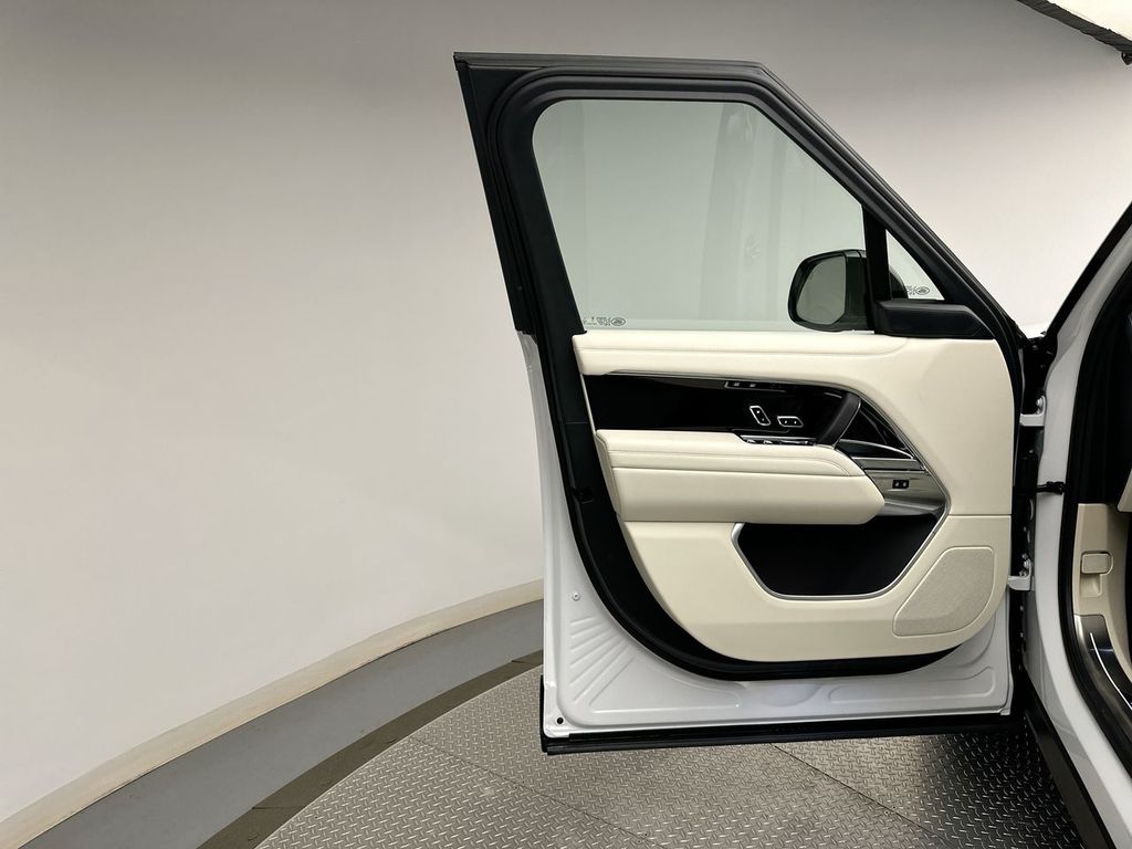 2025 Land Rover Range Rover SE photo 8