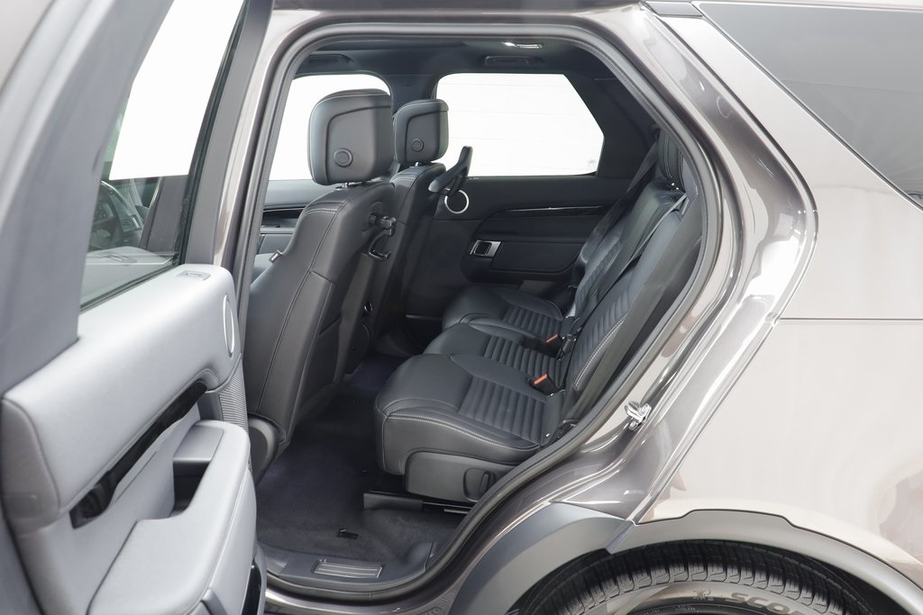 2025 Land Rover Discovery S photo 11