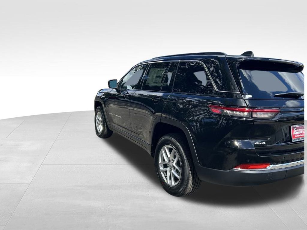 2025 Jeep Grand Cherokee Laredo photo 4
