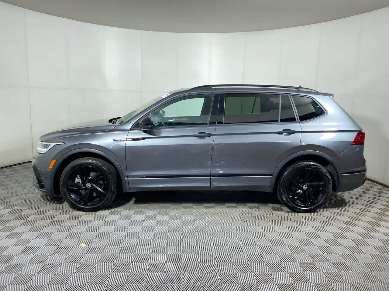 2023 Volkswagen Tiguan SE R-Line Black photo 4