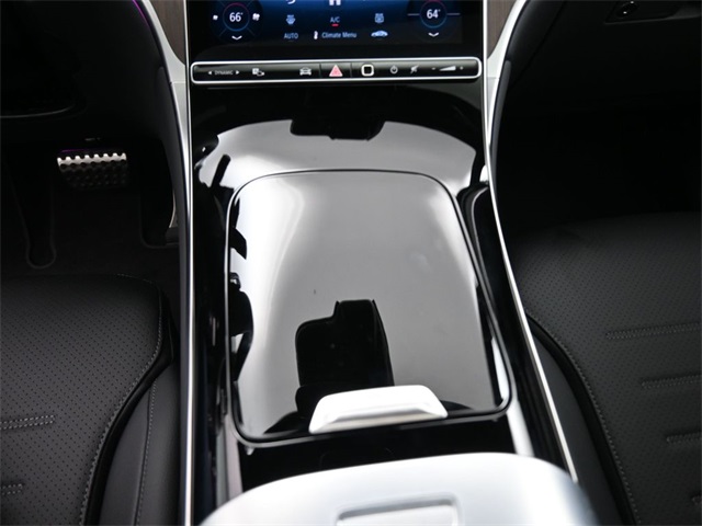 2025 Mercedes Benz GLC 300 photo 4