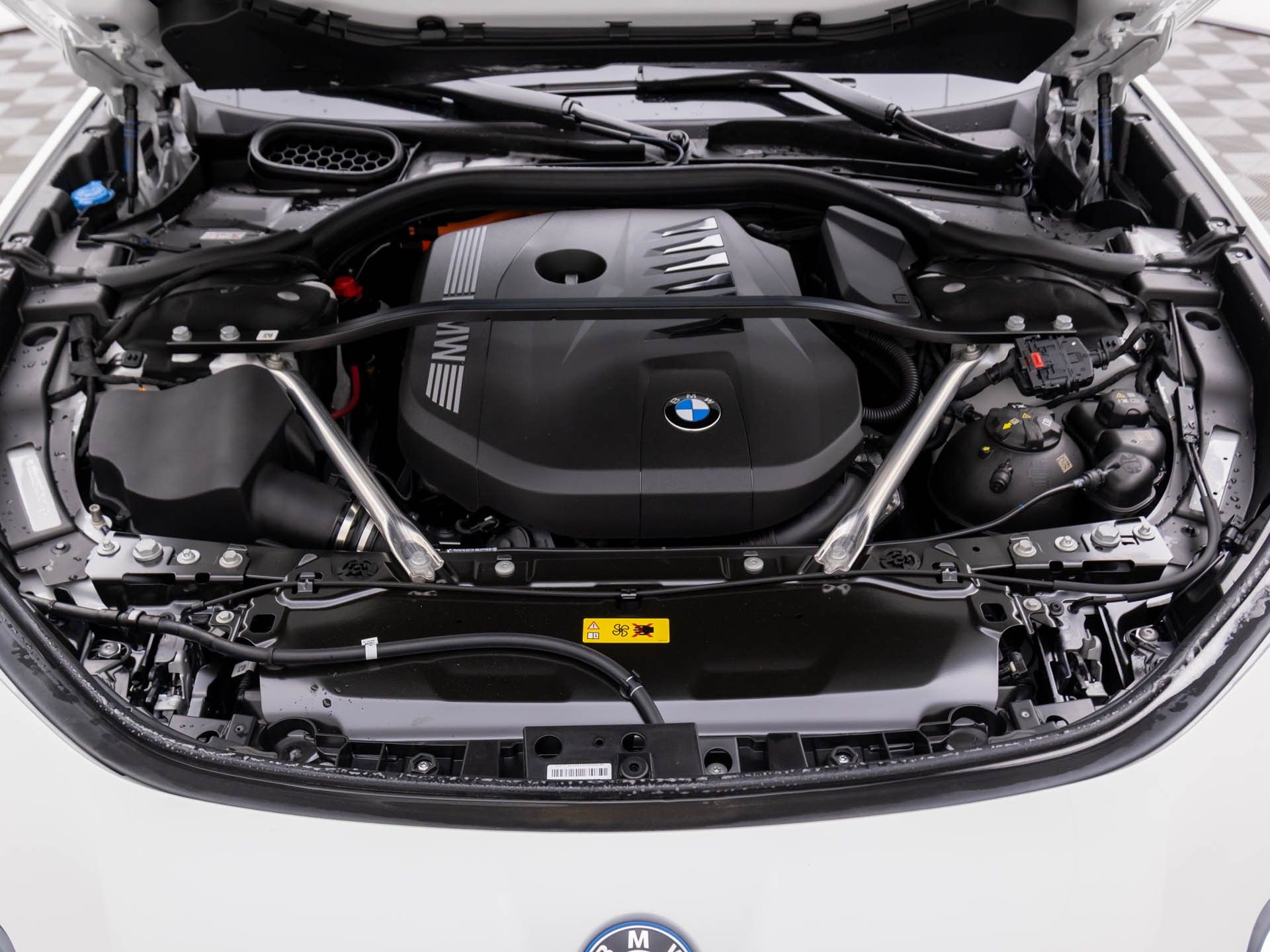 New 2025 Mineral White Metallic BMW 750e xDrive image 30