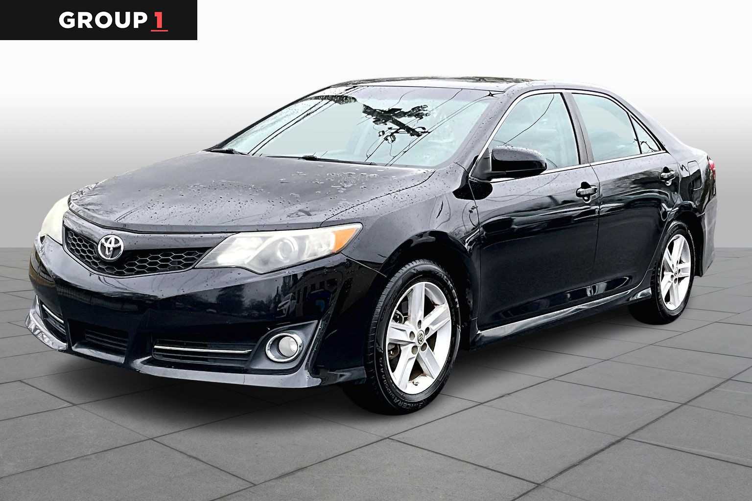 2014 Toyota Camry SE's photo