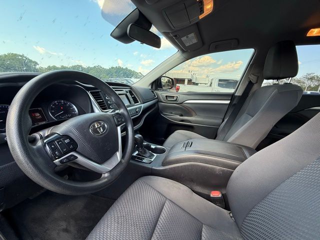 2019 Toyota Highlander LE Plus photo 9