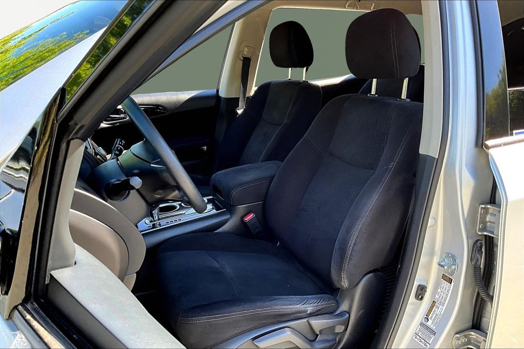 2015 Nissan Pathfinder S photo 16
