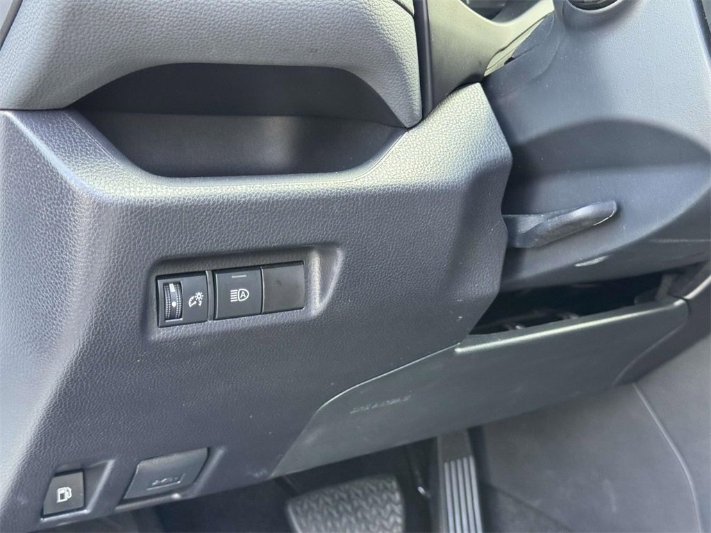 2024 Toyota RAV4 Hybrid XLE photo 6