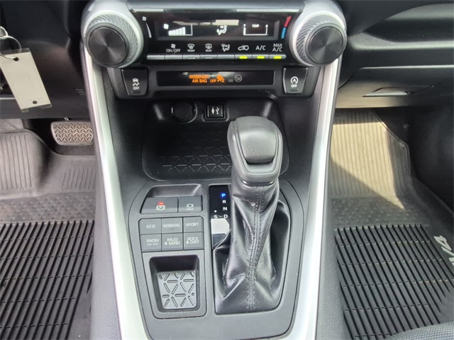 2019 Toyota RAV4 LE photo 12