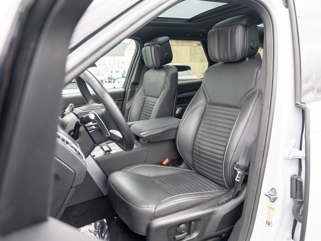 2023 Land Rover Discovery HSE R-Dynamic photo 18