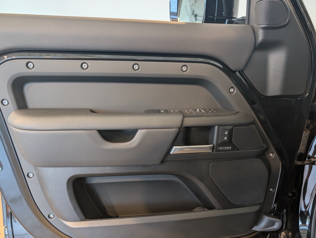 2025 Land Rover Defender 130 X-Dynamic SE photo 8
