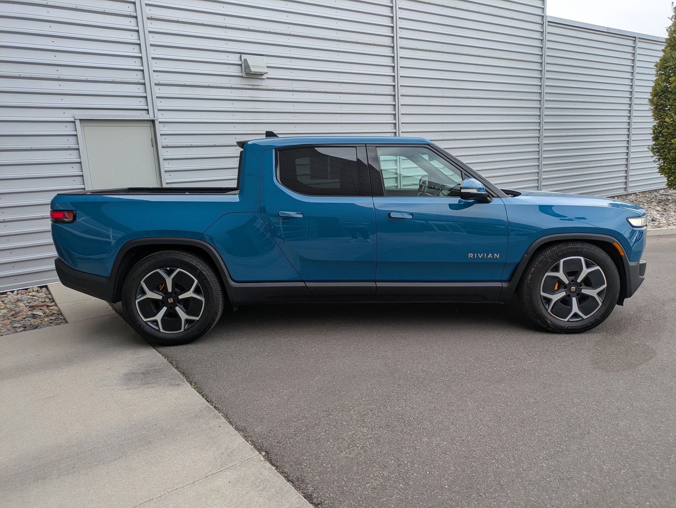 2022 Rivian R1T Adventure photo 6