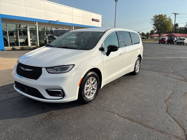 2024 Chrysler Pacifica Touring L photo 2