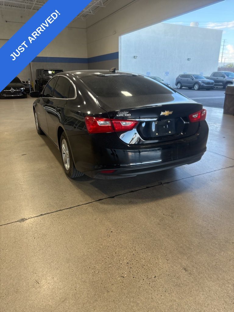 2021 Chevrolet Malibu photo 2