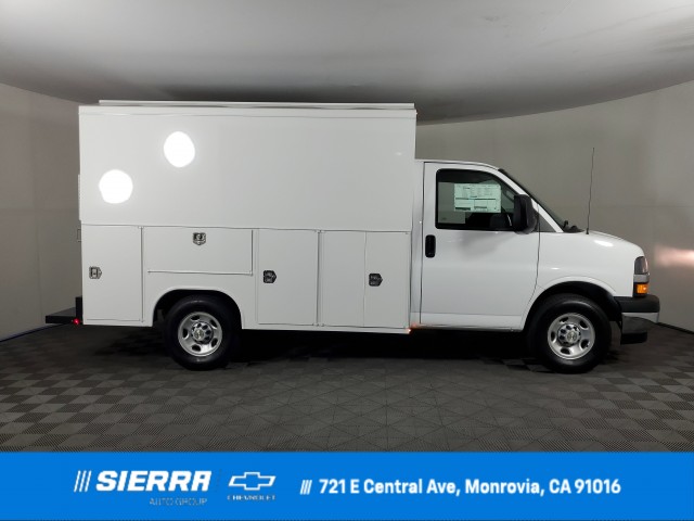 2025 Chevrolet Express Cutaway Base's photo