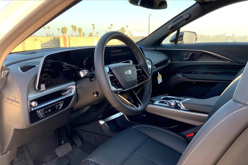2025 Cadillac Lyriq Luxury photo 8