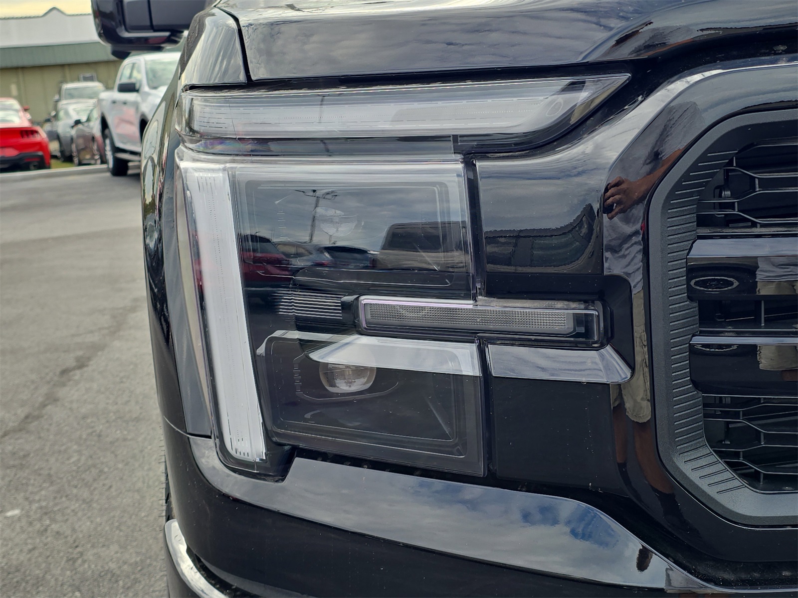 2025 Ford F-150 Lariat photo 4