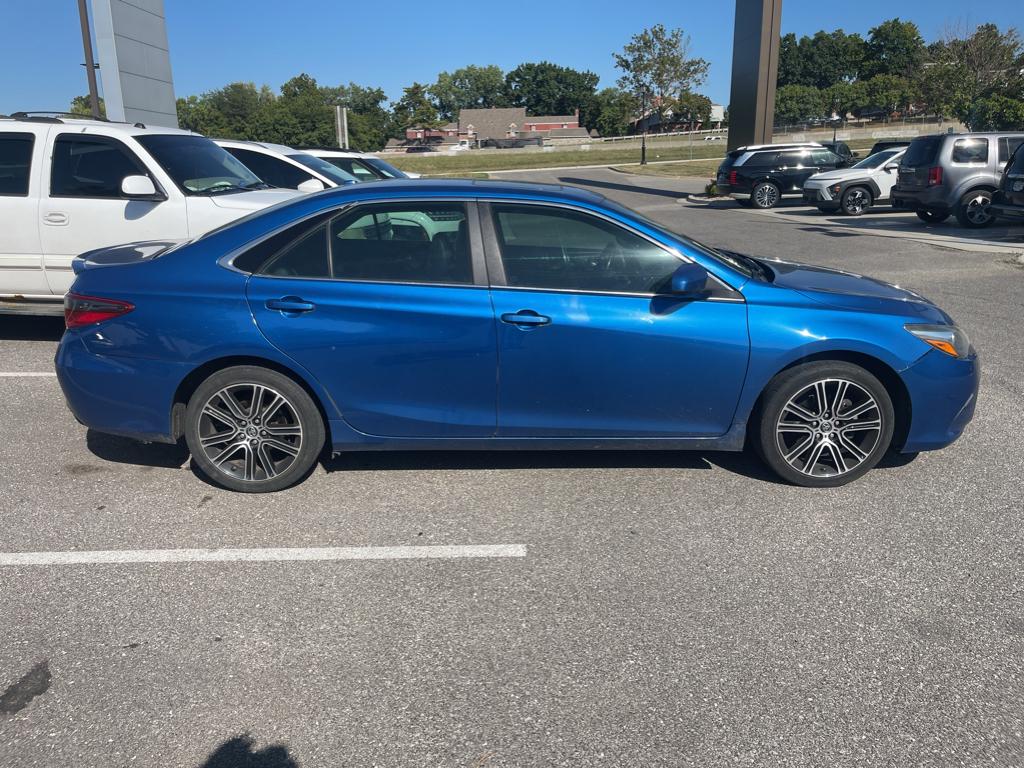 2016 Toyota Camry SE photo 4