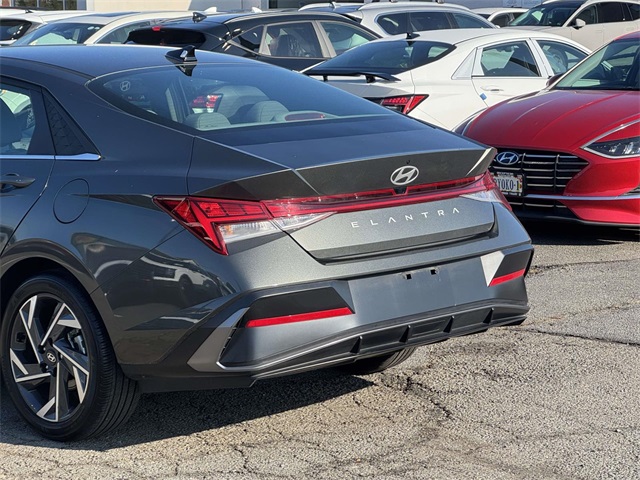 2024 Hyundai Elantra SEL Convenience photo 11