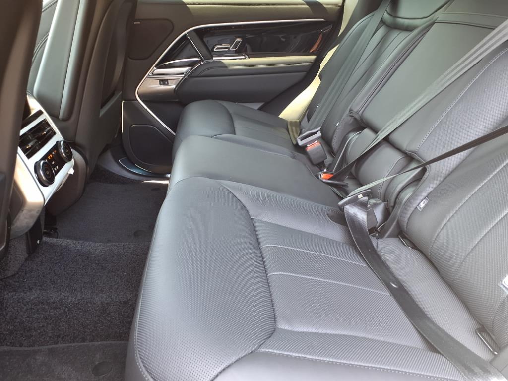 2025 Land Rover Range Rover SE photo 5
