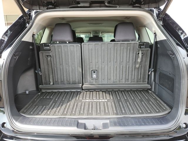 2022 Toyota Highlander Hybrid LE photo 18