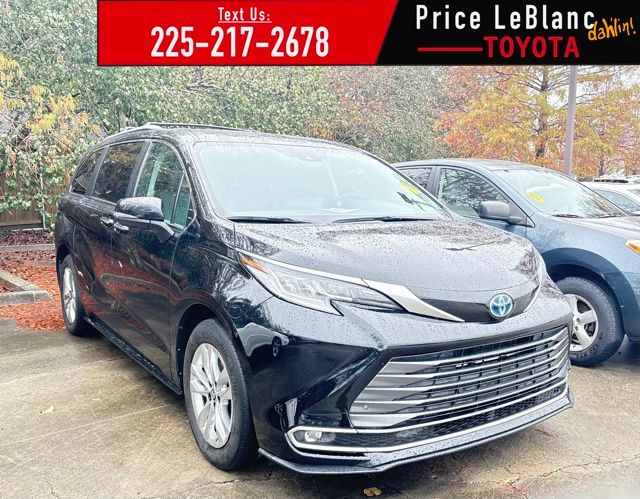 2024 Toyota Sienna Limited's photo