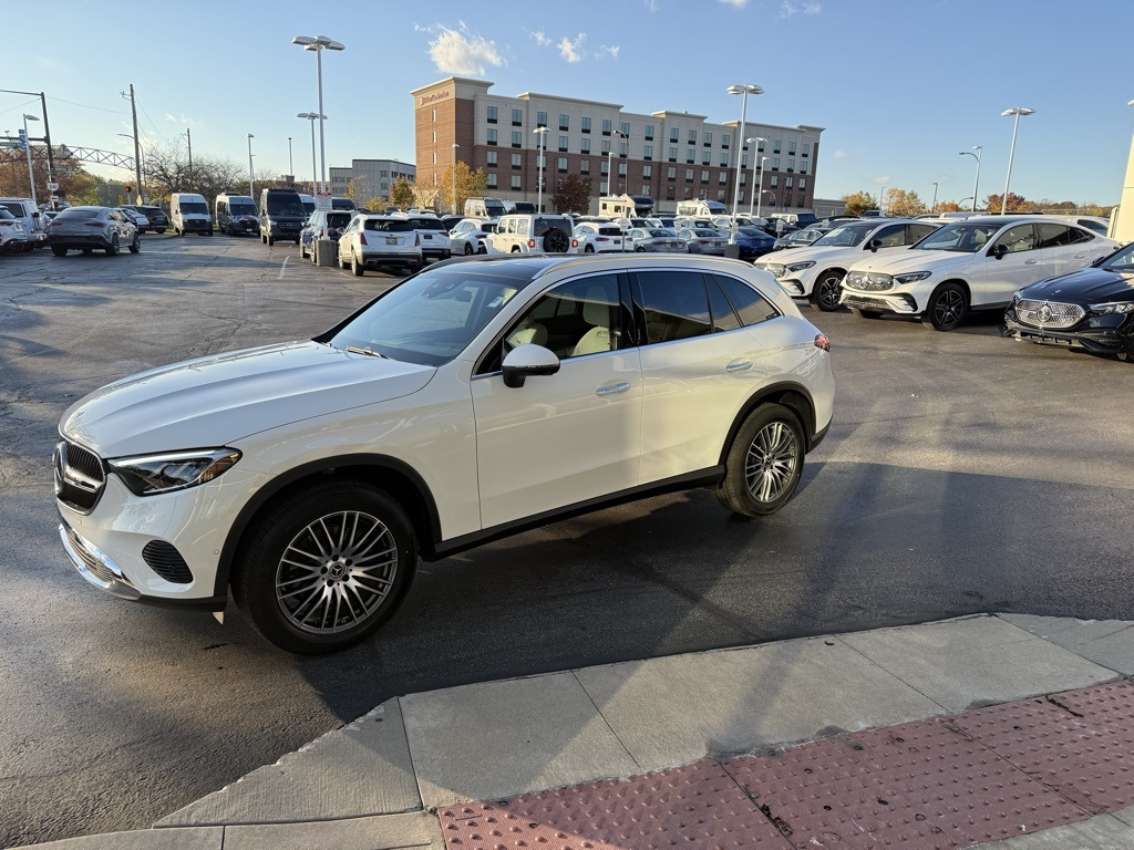 2025 Mercedes Benz GLC 300 4MATIC photo 3