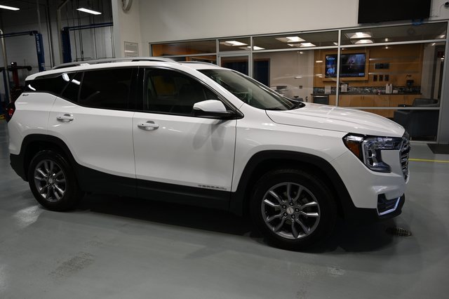 2024 Gmc Terrain SLT photo 2