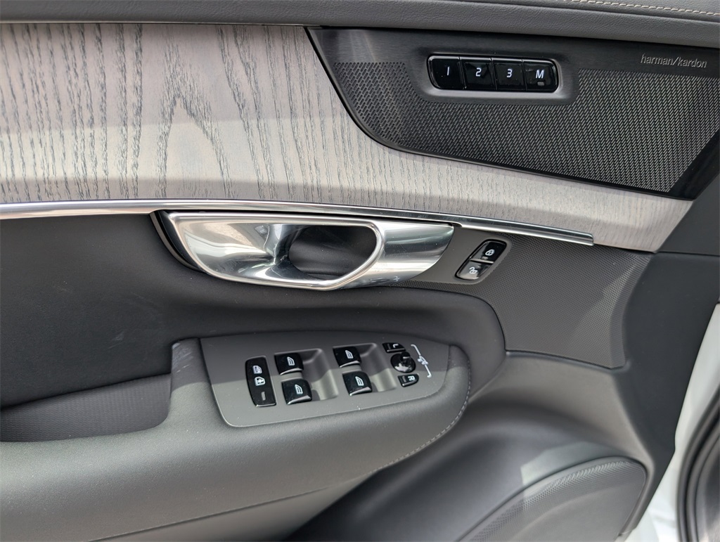 2025 Volvo XC90 T8 photo 13