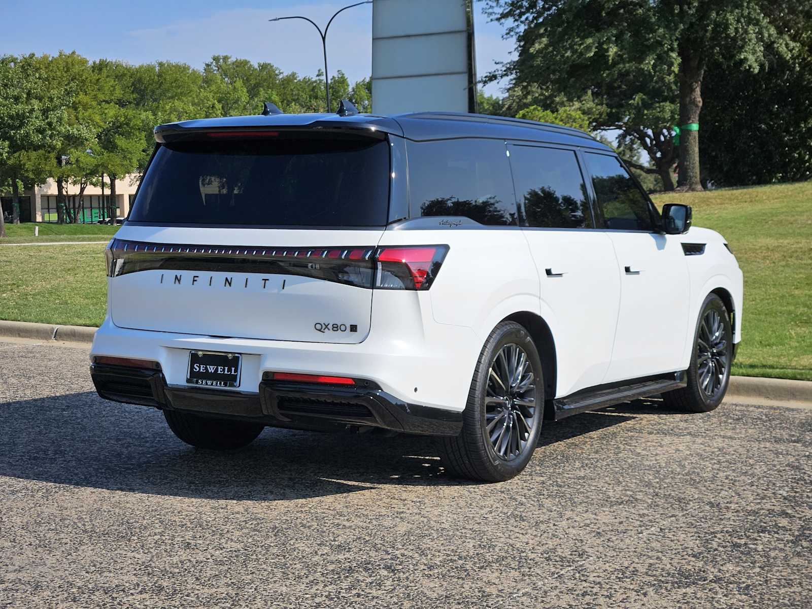 2025 Infiniti QX80 photo 3