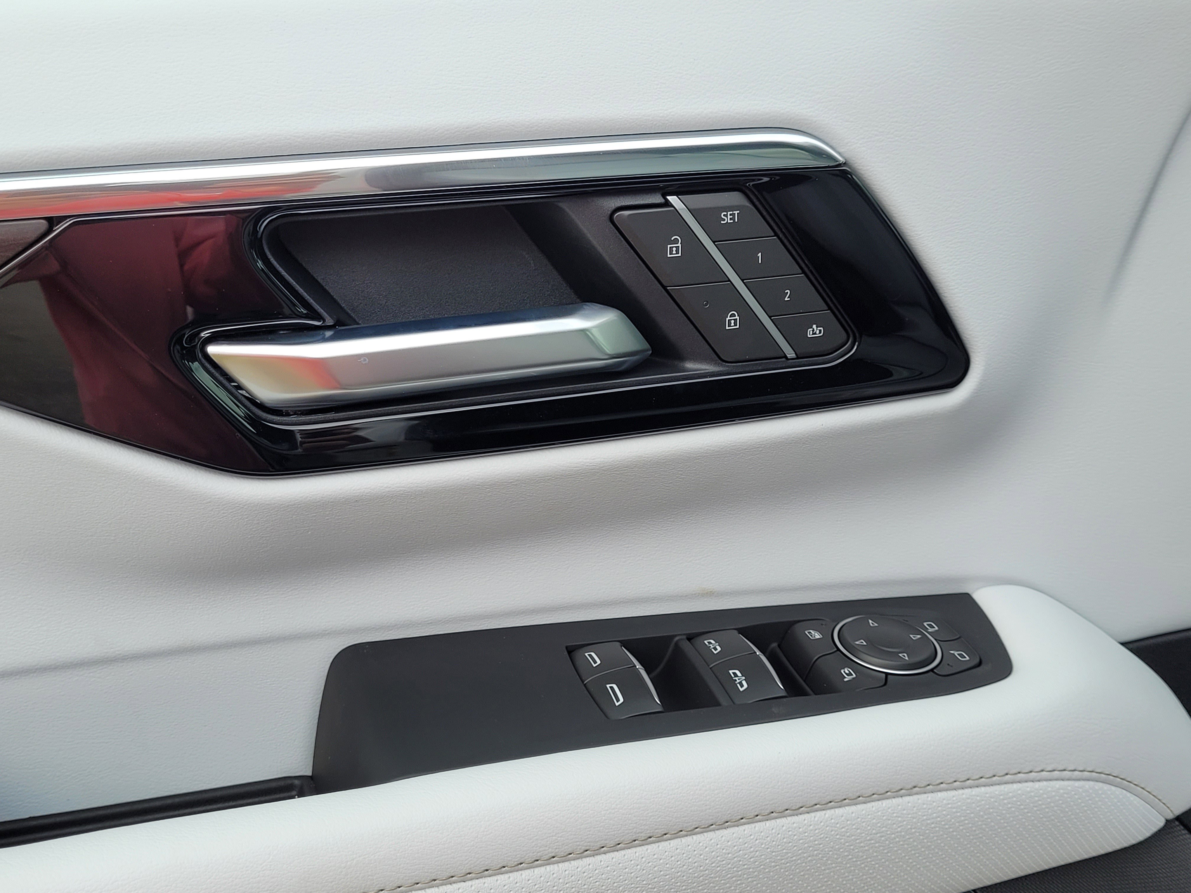 2025 Chevrolet Suburban Premier photo 4