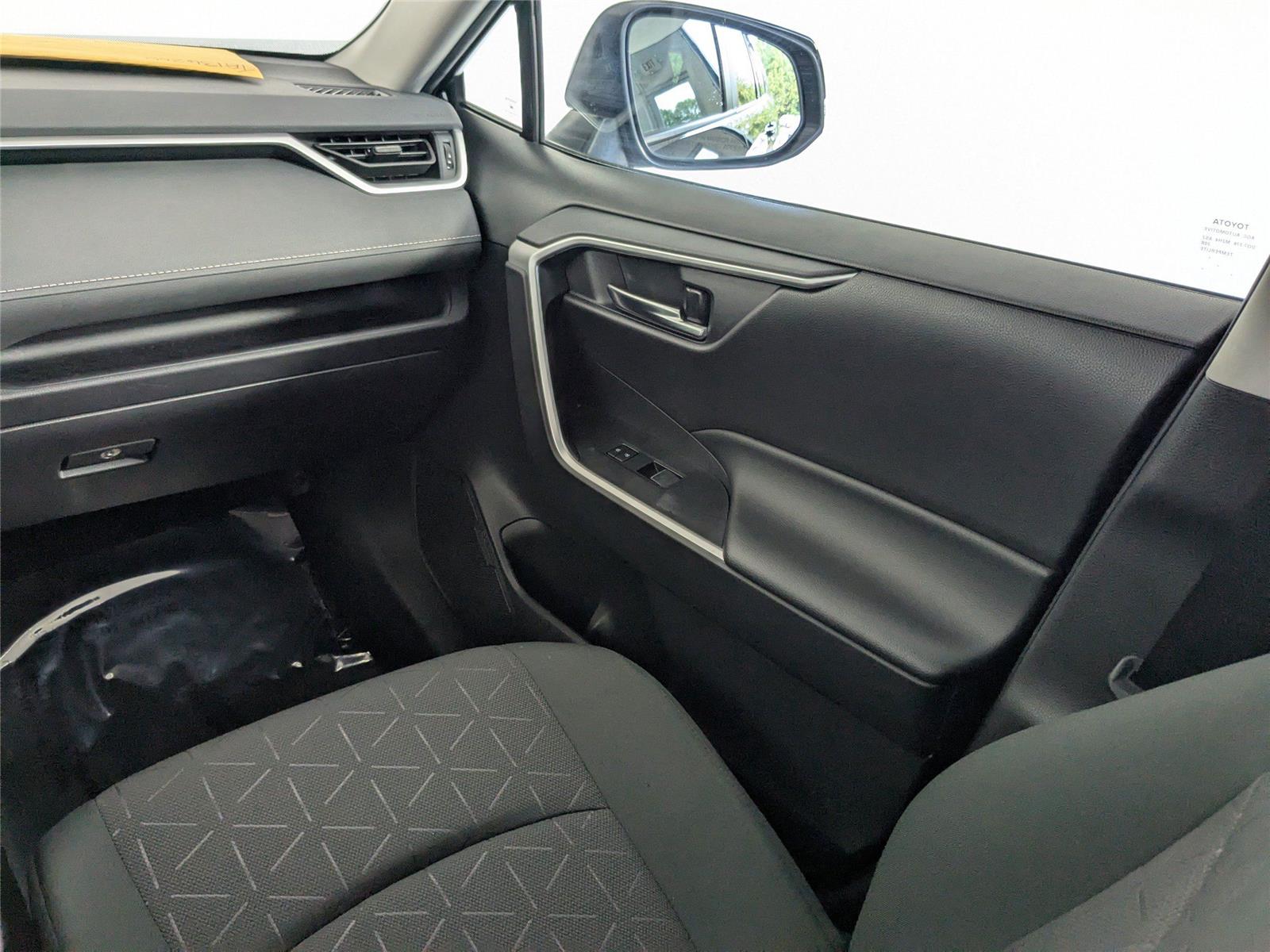 2024 Toyota RAV4 Hybrid XLE photo 8