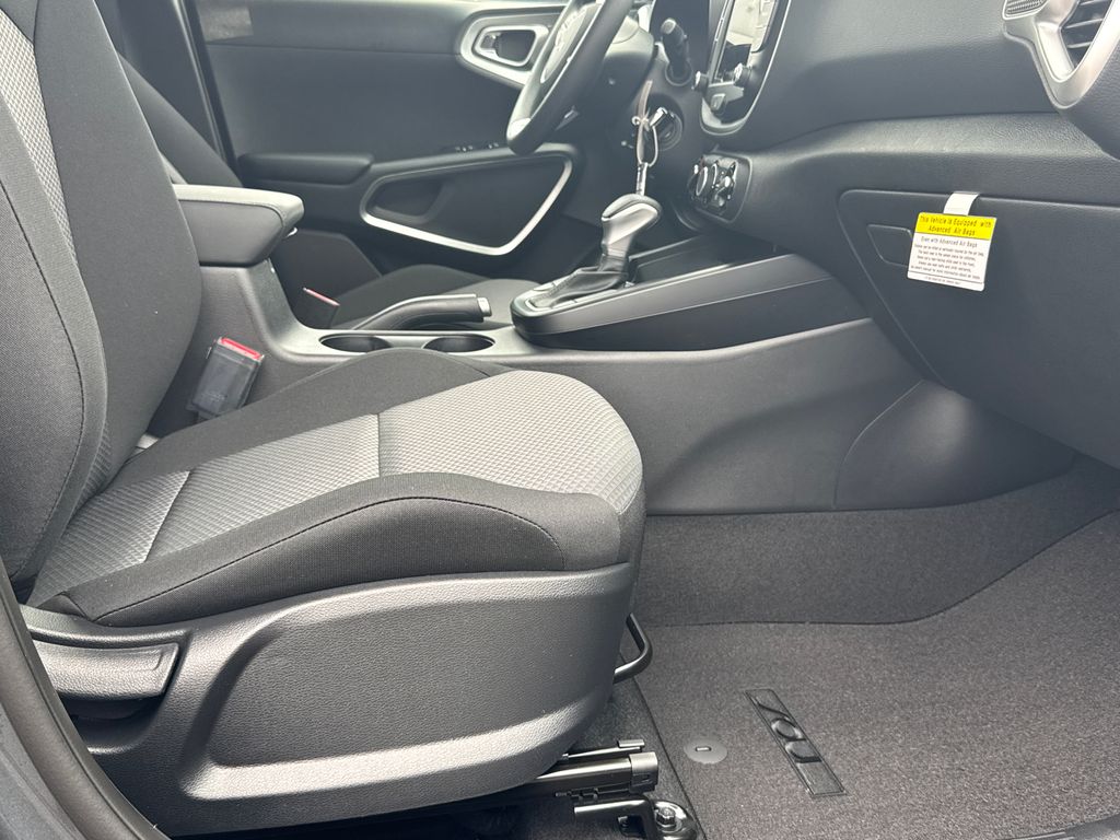 2025 Kia Soul LX photo 5