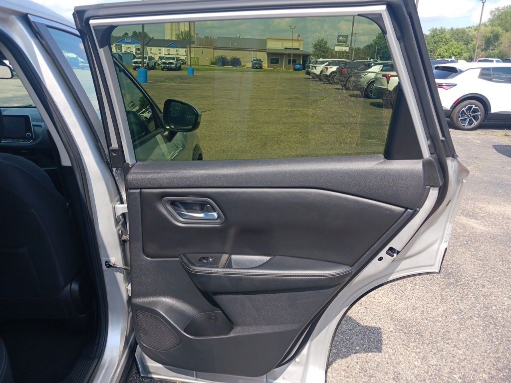 2024 Nissan Rogue SV photo 13
