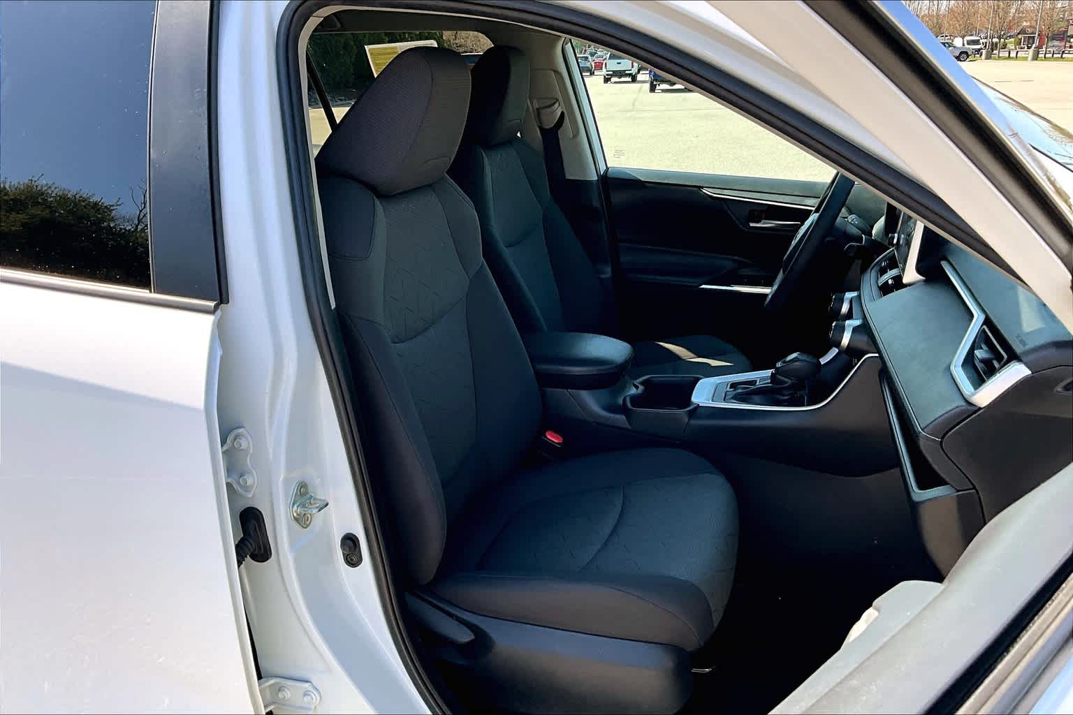 2023 Toyota RAV4 XLE photo 22