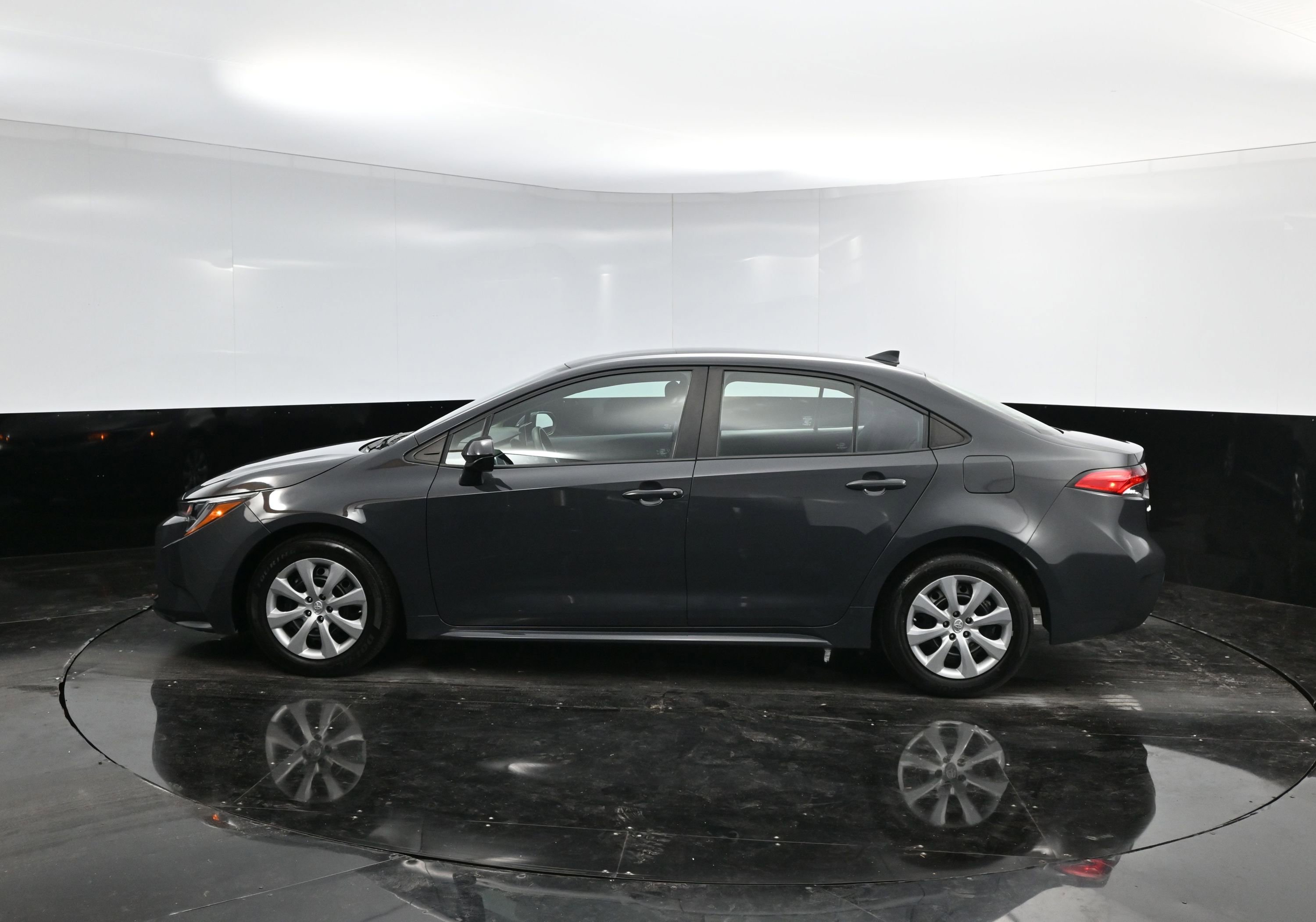 2023 Toyota Corolla LE photo 3