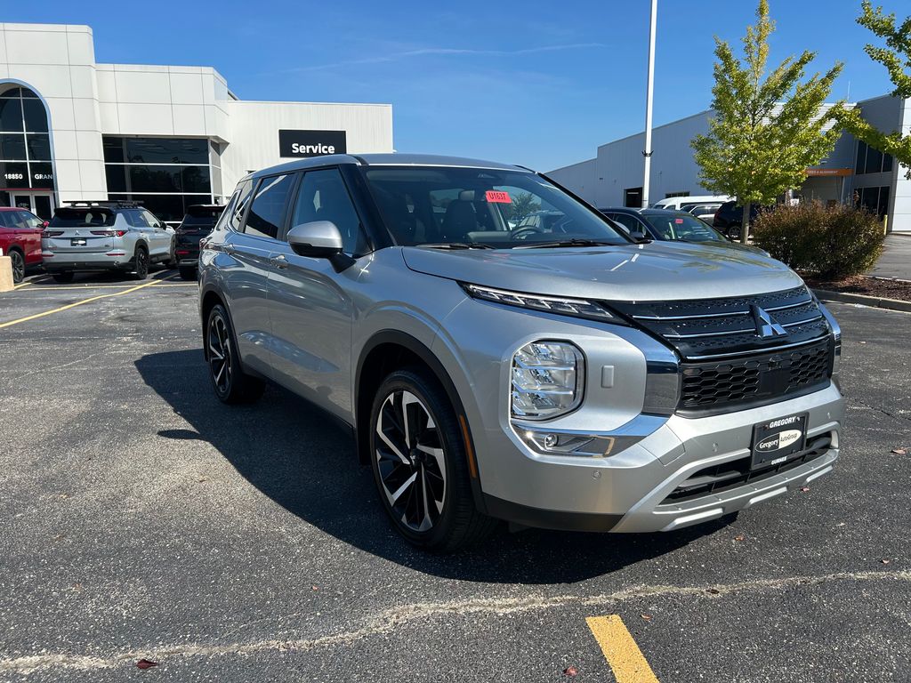 2023 Mitsubishi Outlander SE photo 3