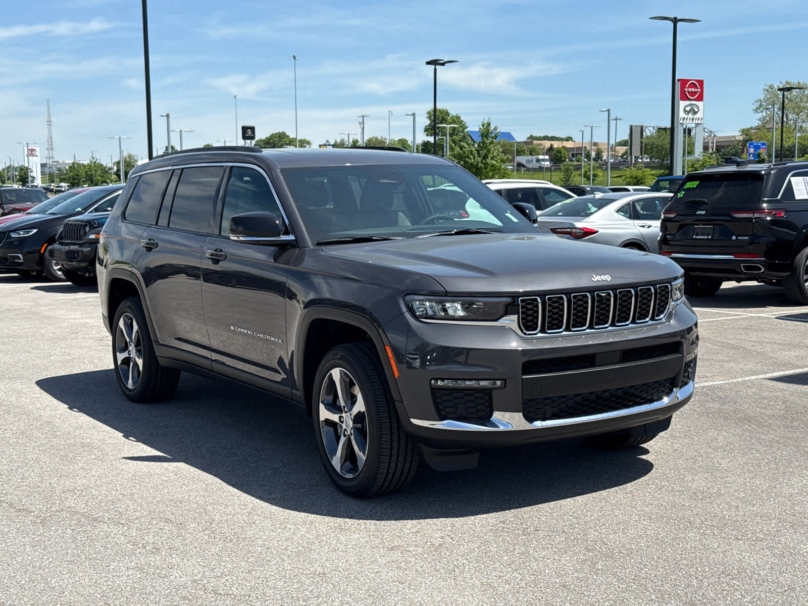 2025 Jeep Grand Cherokee Limited photo 2