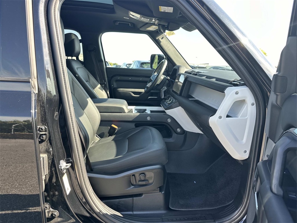 2025 Land Rover Defender S photo 12