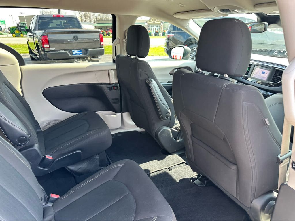 2023 Chrysler Voyager LX photo 19