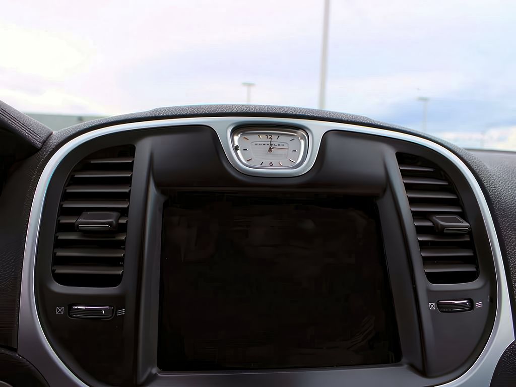 2022 Chrysler 300 Touring L photo 9