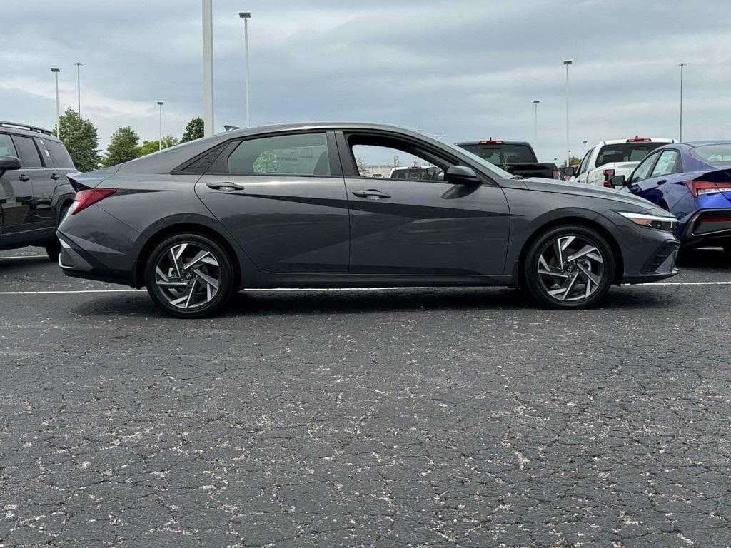 2025 Hyundai Elantra Hybrid SEL Sport photo 2