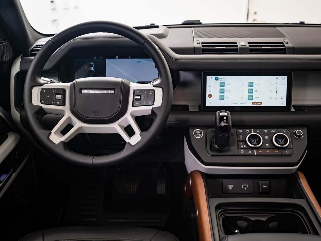 2020 Land Rover Defender 110 HSE photo 22