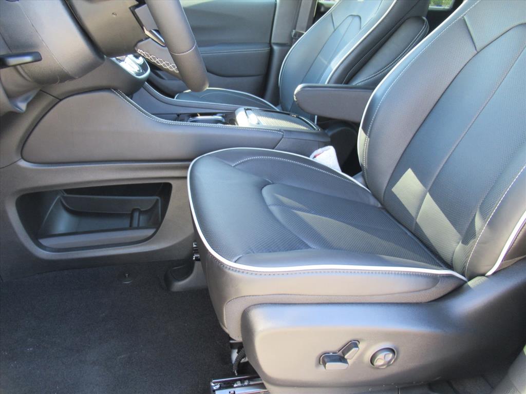 2026 Chrysler Pacifica Limited photo 16