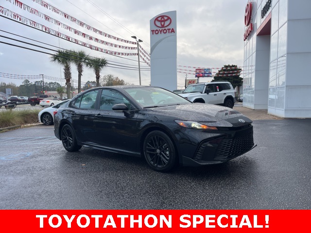 2025 Toyota Camry SE's photo