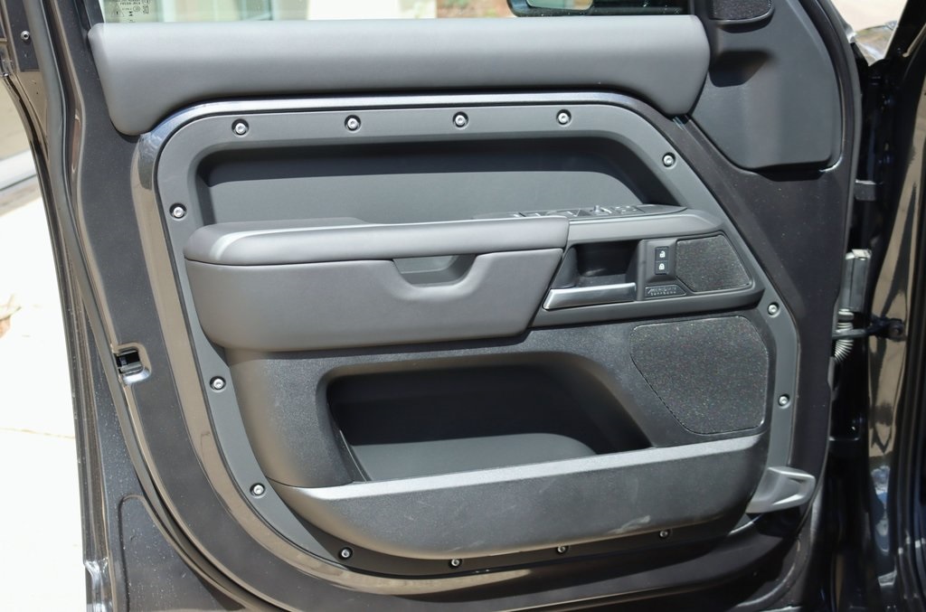 2025 LAND ROVER DEFENDER - Image 11