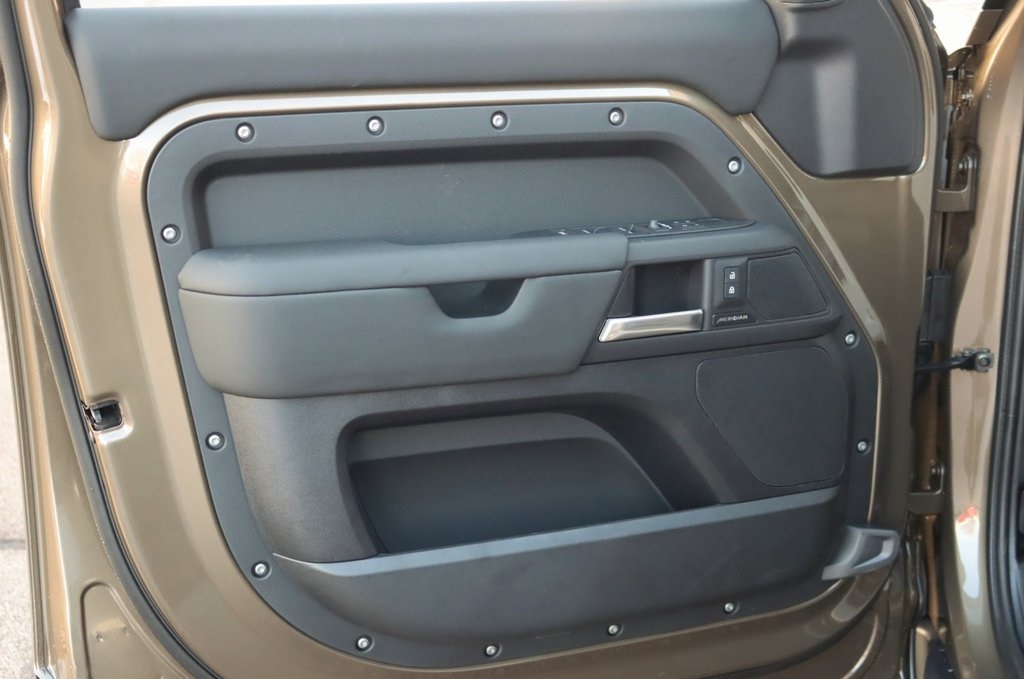 2025 Land Rover Defender 110 S photo 8