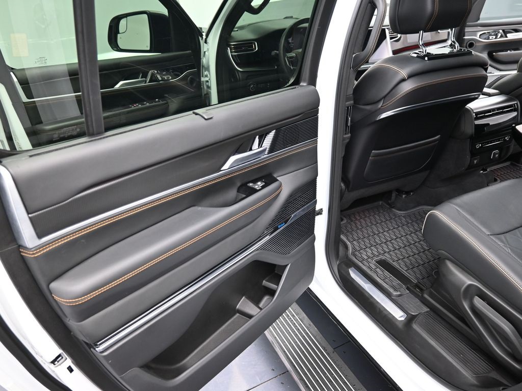 2024 Jeep Wagoneer L Series III photo 21