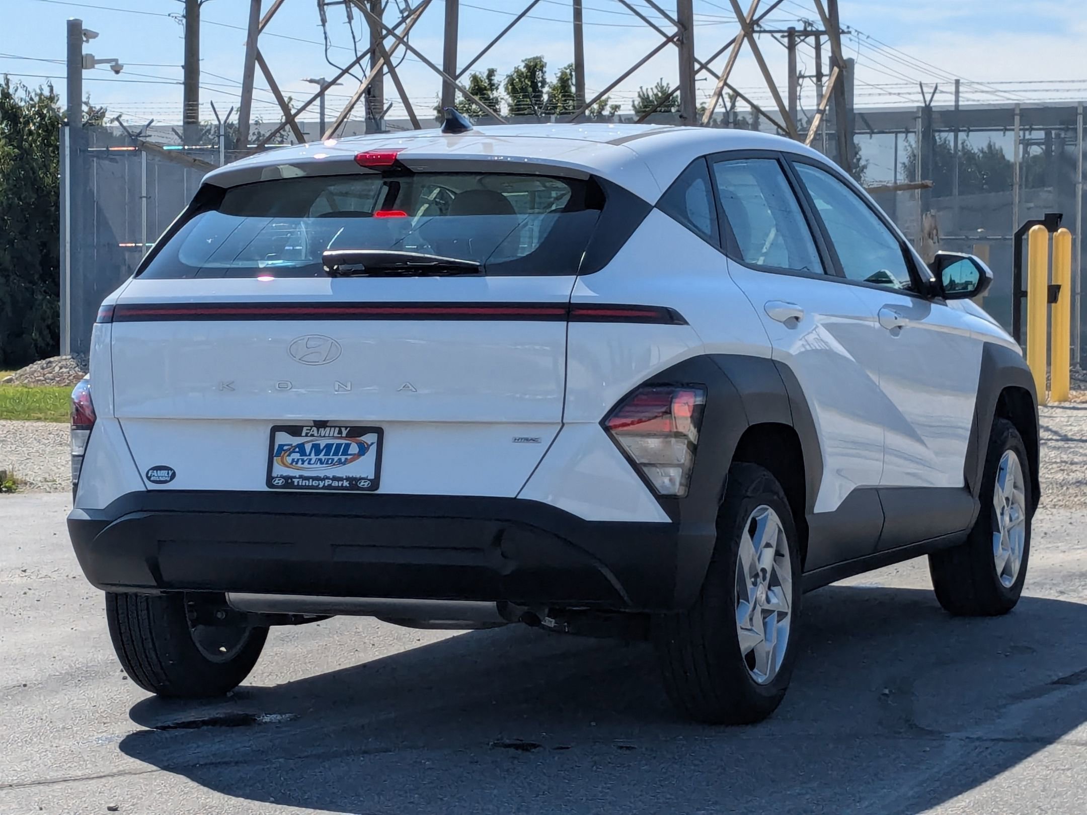 2025 Hyundai Kona SE photo 3